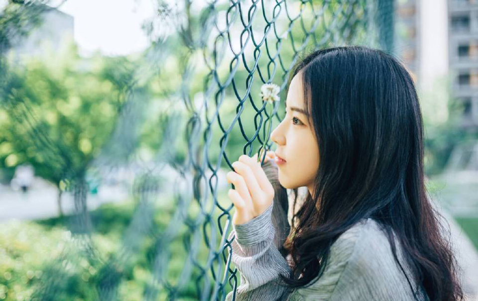 我以前可笨了，遇到女生都会脸红的，不过见到你之后，我竟然去学了满满的情话套路。